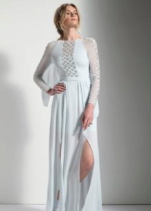 Bílé štěrbinové večerní šaty s čirými akcenty