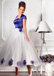 Gaun pengantin putih dengan warna biru