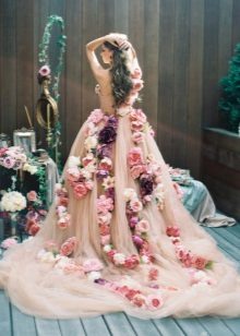Цветна сватбена рокля с цветя