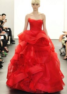 Ярко червена сватбена рокля