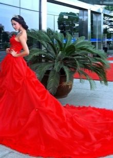 فستان زفاف أحمر
