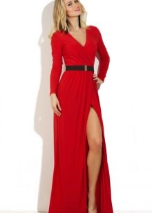 Raudona vakarinė suknelė su plyšiu nėra brangi
