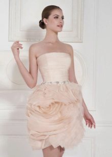 Gaun pengantin dengan rok berbentuk bunga