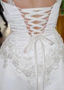 Hochzeitskleid mit offenem Korsett