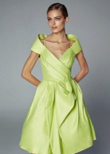 Къса зелена рокля със стегната пола