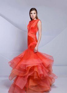 Червена вечерна рокля с многопластова пола