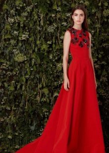 Црвена вечерња хаљина с црним декором