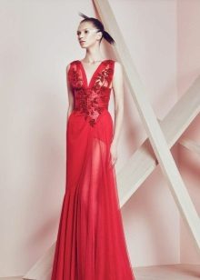 Czerwona suknia wieczorowa o niskim kroju