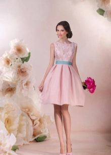 Vestido de noiva com renda rosa