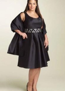 Plius dydžio trumpa suknelė su pilnu sijonu