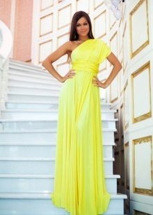 Geltona nebrangi suknelė iš peties