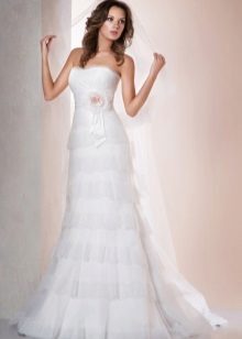 Дантелена сватбена рокля с подредена дантелена пола
