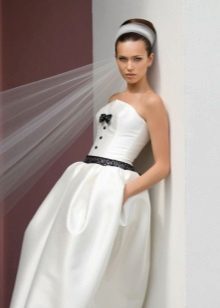 Сватбена рокля с един корсет