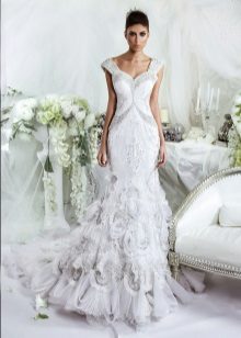 Gaun pengantin dengan korset pada tali