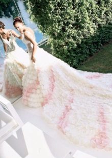 فستان الزفاف الأبيض والوردي من كارولينا