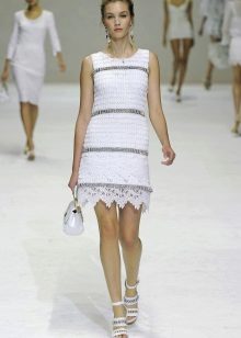 Balta adīta kleita, ko veidojusi Dolce & Gabbana