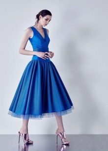 Modré večerné šaty s korzetovo modrou farbou