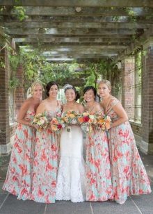 Krāsainas kleitas līgavas māsām