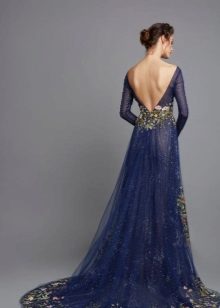 Modré večerné šaty s otvoreným chrbtom