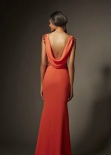 Červené večerní šaty s hlubokým výstřihem
