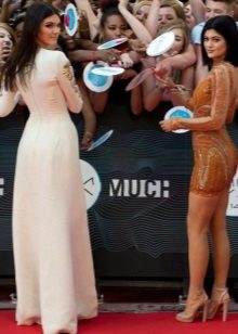 Kendal Jenner večerné šaty s štrbinami zozadu