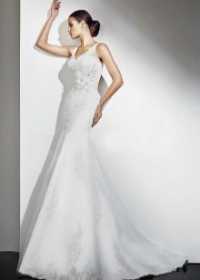 Vestuvinė suknelė, papuošta gėlė iš „Cupid Bridal“