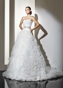 Сватбена рокля с рози от Amur Bridal