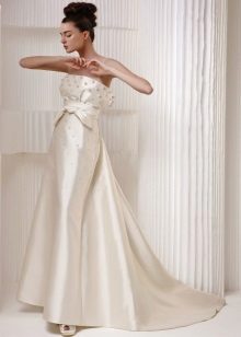 Gaun pengantin dengan mutiara