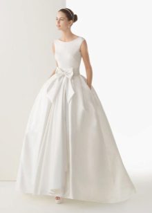 Сватбена рокля с лък от Роза Клара