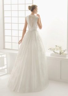 Gaun pengantin dengan memasukkan renda di bahagian belakang