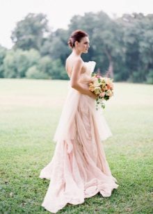 فستان زفاف وردي باهت