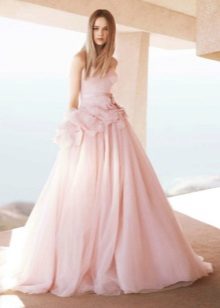 La robe de mariée est rose pâle