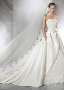 فستان الزفاف مع الدانتيل من Pronovias