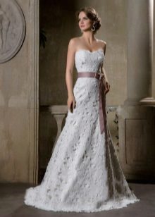 Дантелена сватбена рокля от колекцията на римската ваканция от Габиано