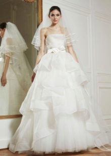 Svatební šaty z kolekce 2013 se stupňovou sukní