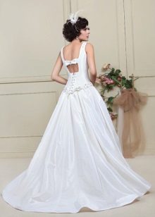 Vestido de novia con escote en la espalda de la colección extravaganza.