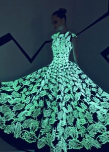 Вечерната рокля на Рами Кади свети в тъмнината