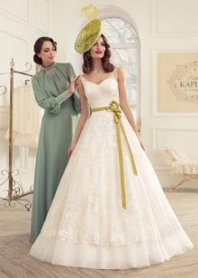 Bröllopsklänning med ett bälte grönt