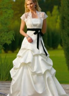 Biele svadobné šaty s čiernym pásom