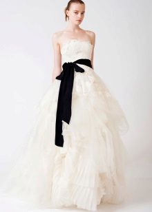 Ľahké svadobné šaty s čiernym pásom