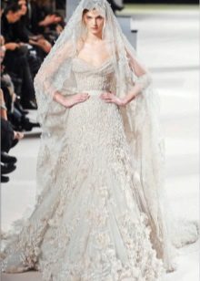 Lace Wedding Dress dengan Veil oleh Eli Saab