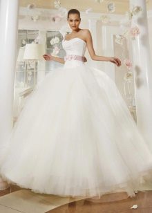 Сватбена рокля от колекцията Just love от Ева Уткина великолепна