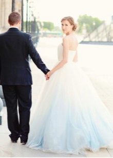 Сватбена рокля със синьо дъно