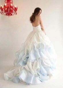 Hvit og blå brudekjole