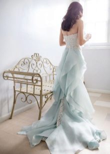 Biele a modré svadobné šaty