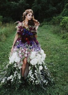 Вечерна рокля с диви цветя