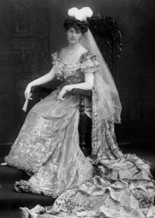 Gaun pengantin akhir abad ke-18 dengan gelung