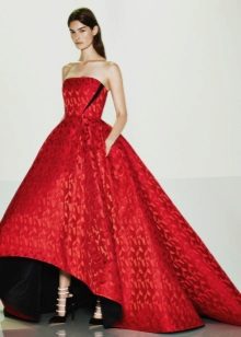 Raudona aukšto ir žemo lygio vestuvinė suknelė