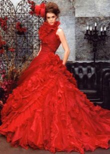 Vestuvinė suknelė yra labai sodri raudona spalva