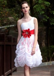 Robe de mariée courte avec un noeud rouge